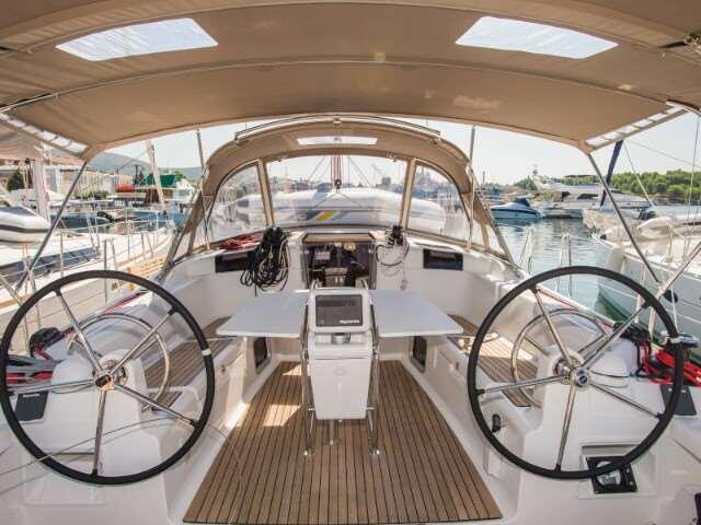 Sailing yacht 