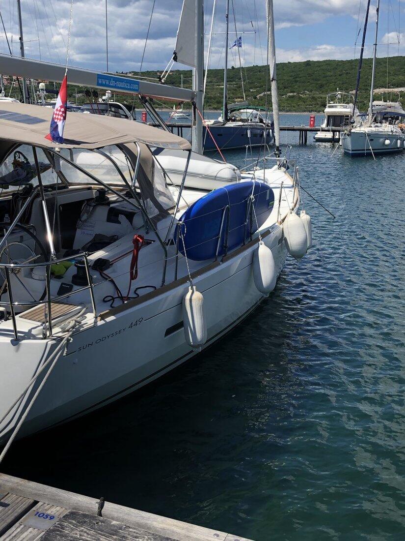 Sailing yacht 