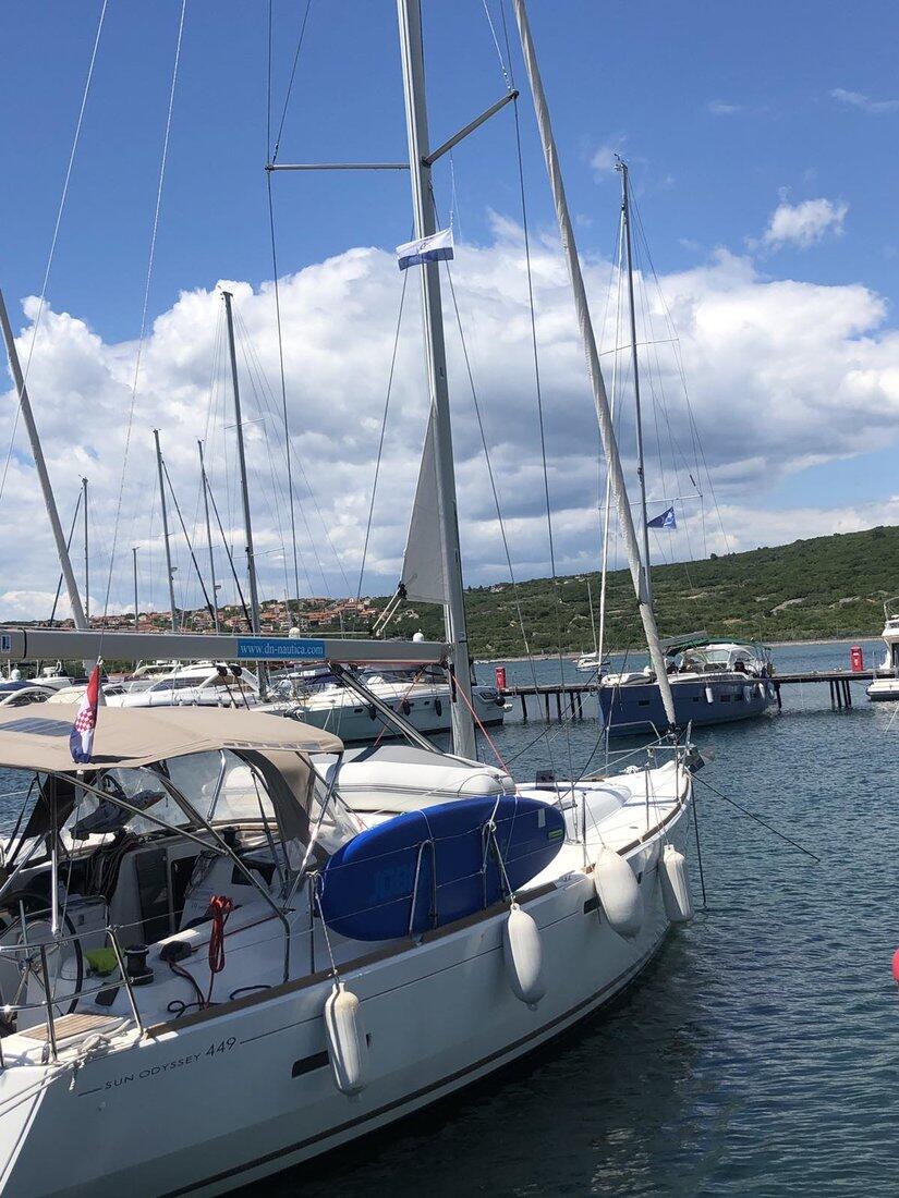 Sailing yacht 