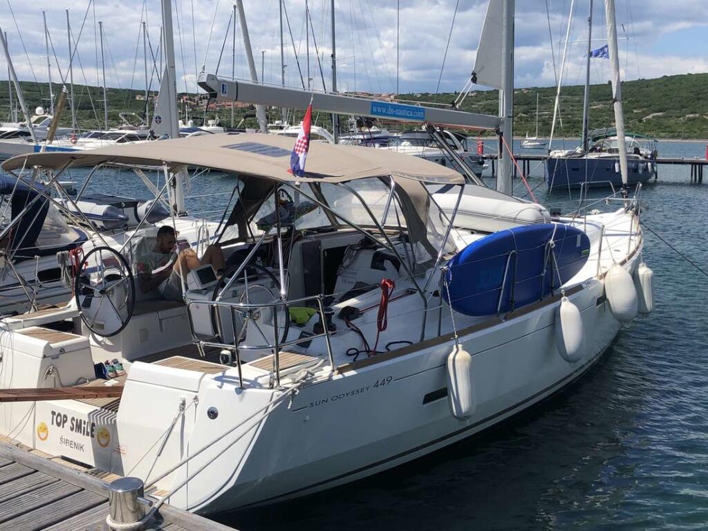 Sailing yacht 