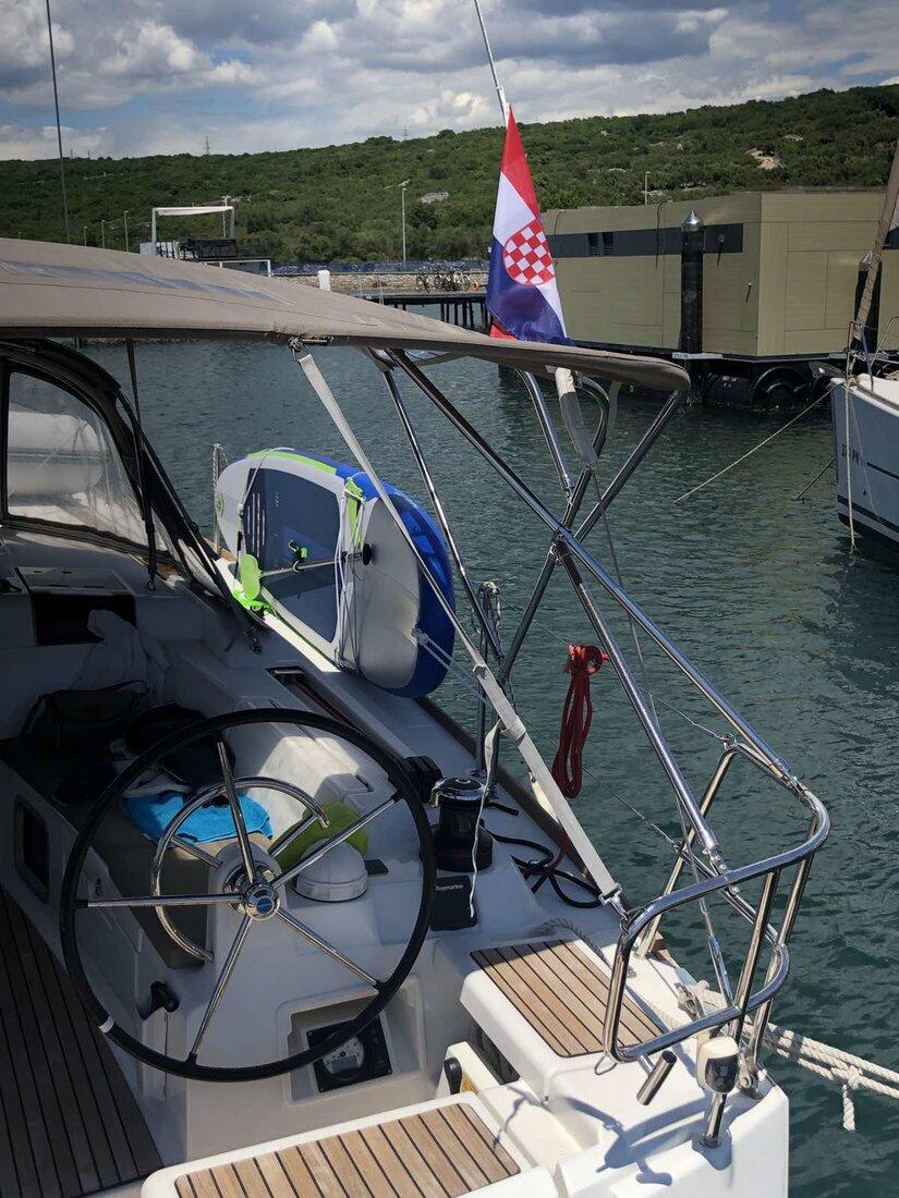 Sailing yacht 