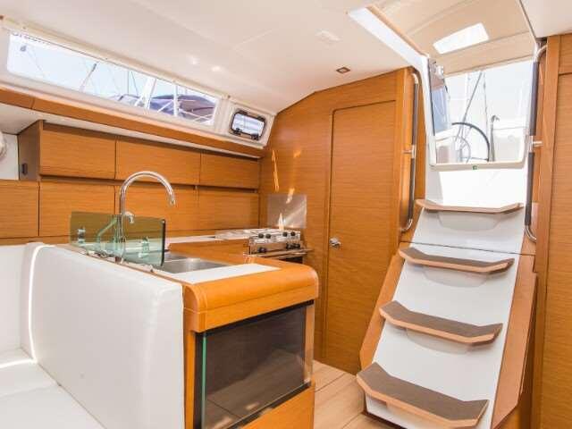 Sailing yacht 