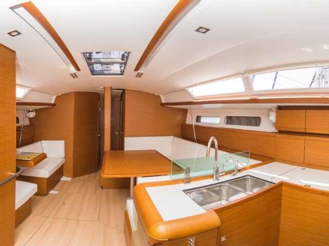 Sailing yacht 