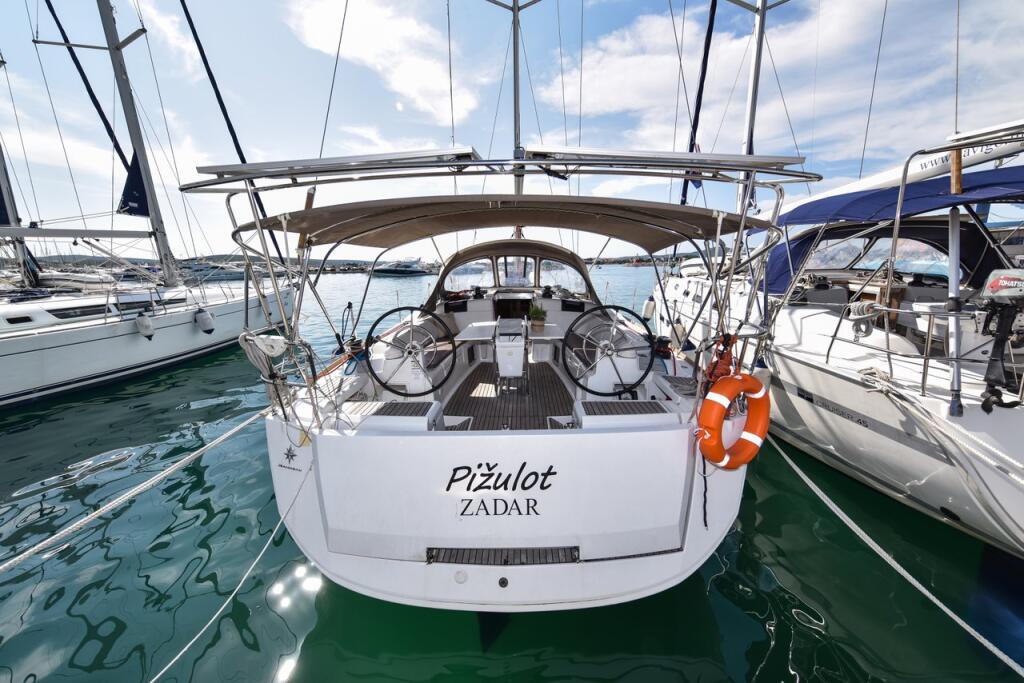 Sailing yacht 