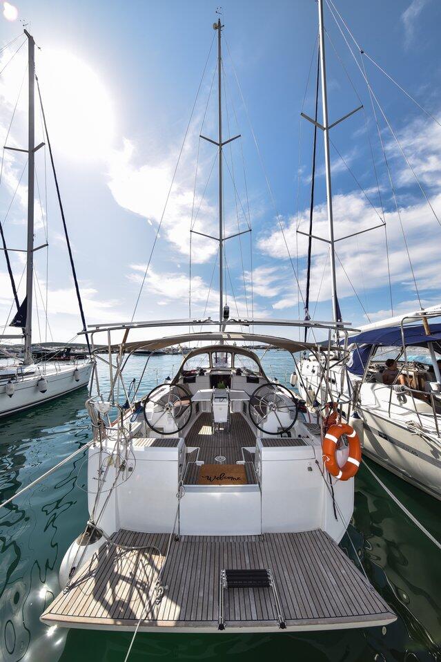 Sailing yacht 