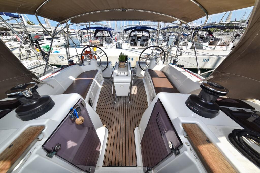 Sailing yacht 