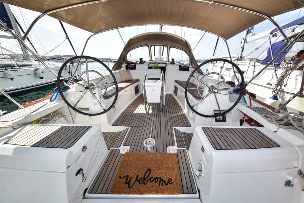 Sailing yacht 