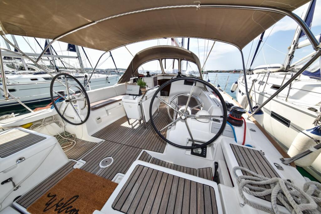 Sailing yacht 