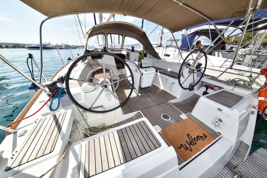 Sailing yacht 