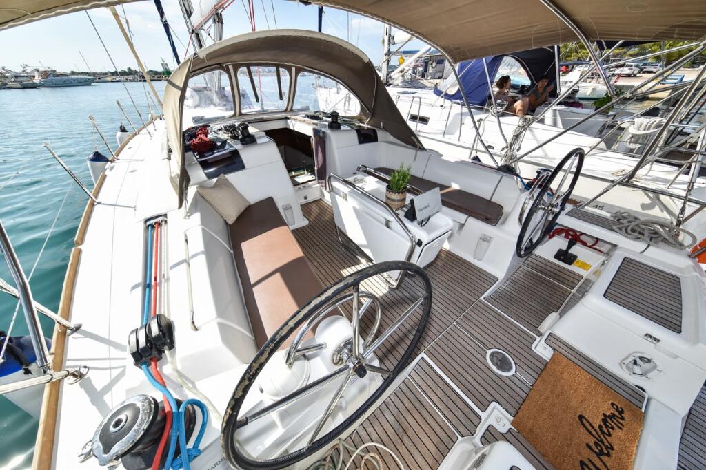Sailing yacht 