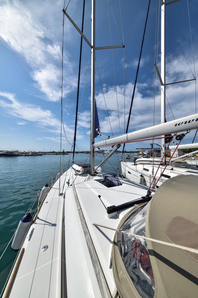 Sailing yacht 