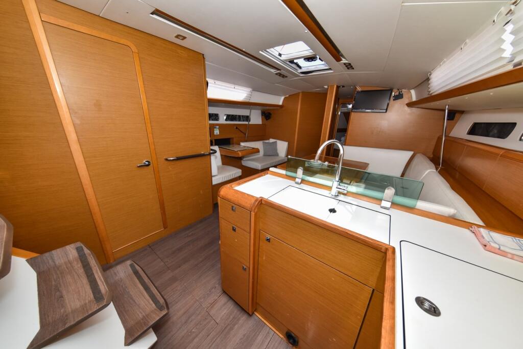 Sailing yacht 