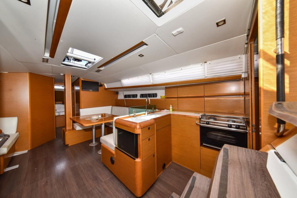Sailing yacht 