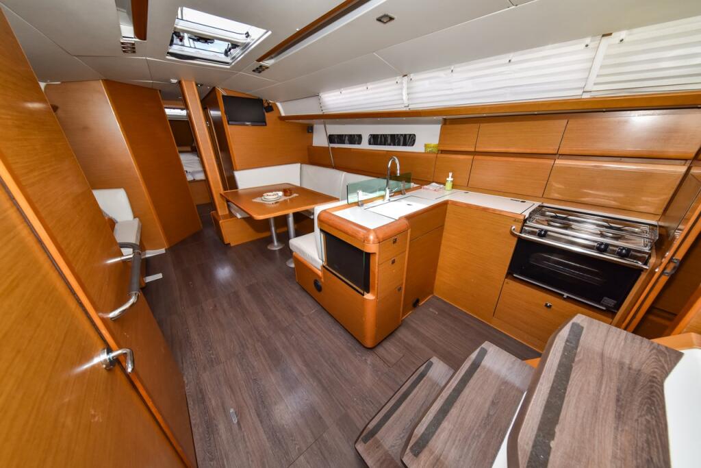 Sailing yacht 