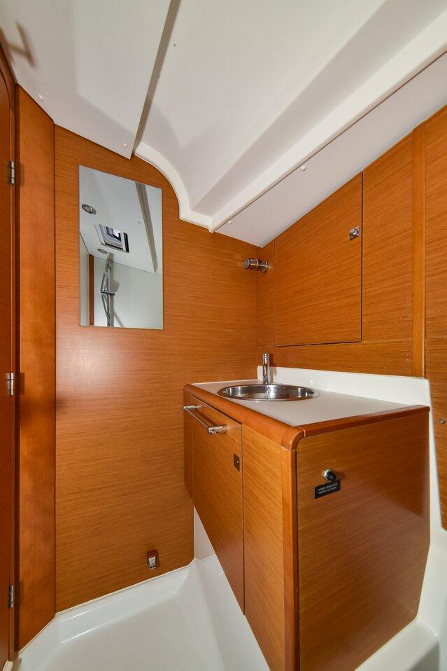 Sailing yacht 