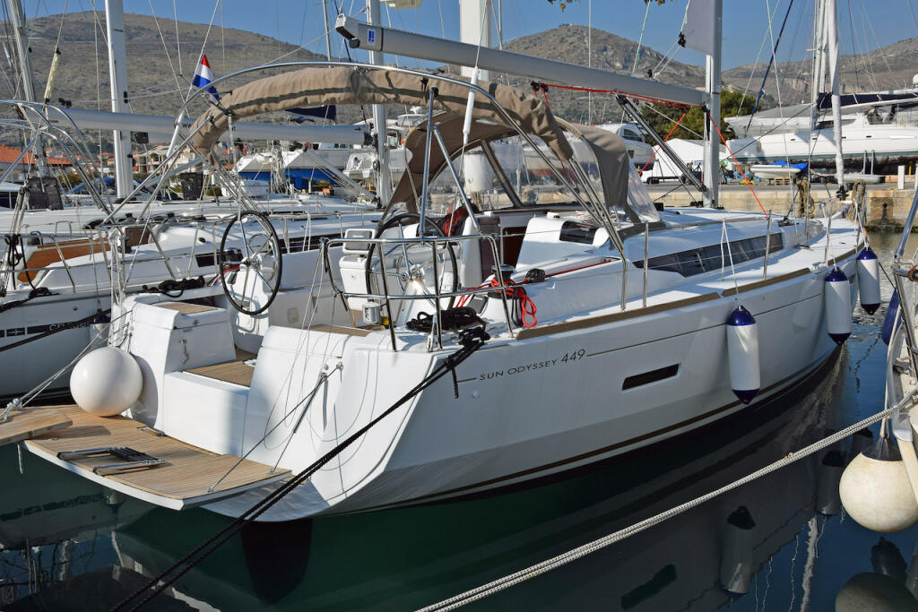 Sailing yacht 