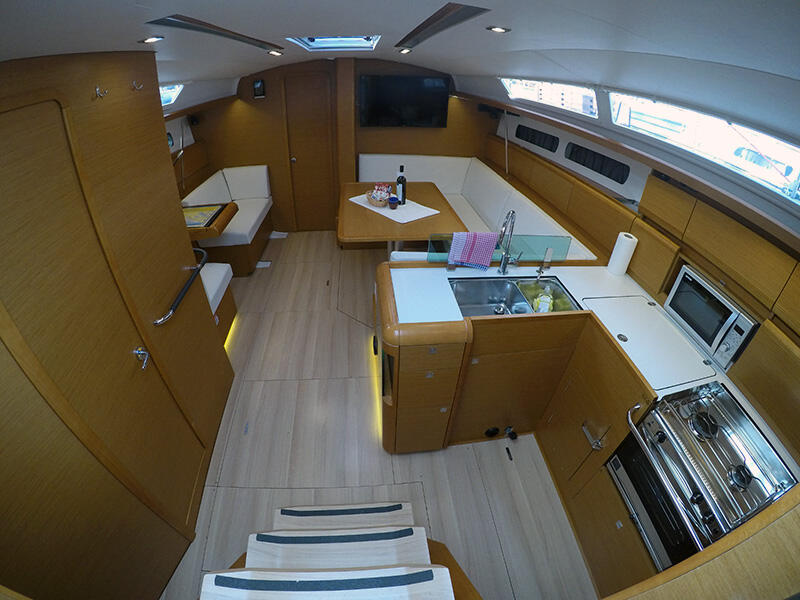 Sailing yacht 