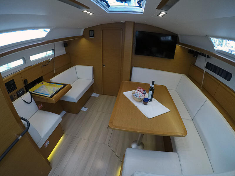 Sailing yacht 