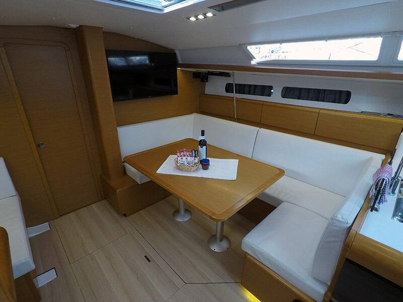 Sailing yacht 