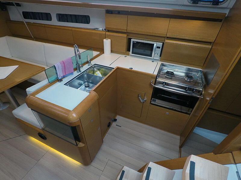 Sailing yacht 