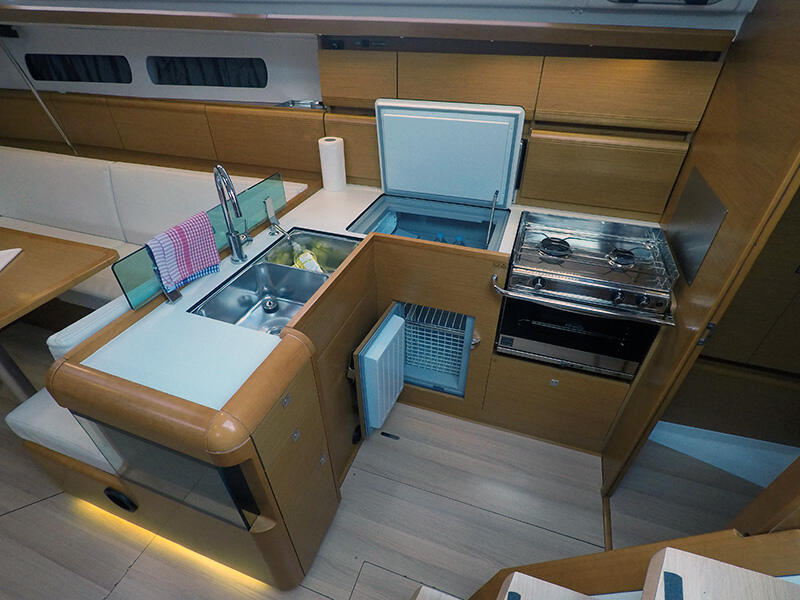 Sailing yacht 