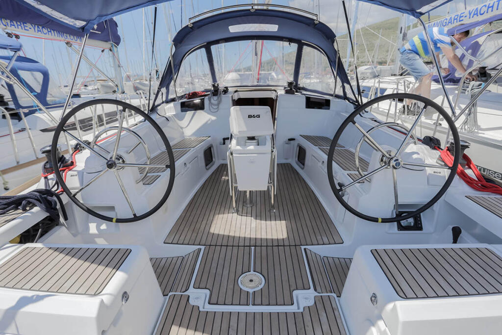 Sailing yacht 