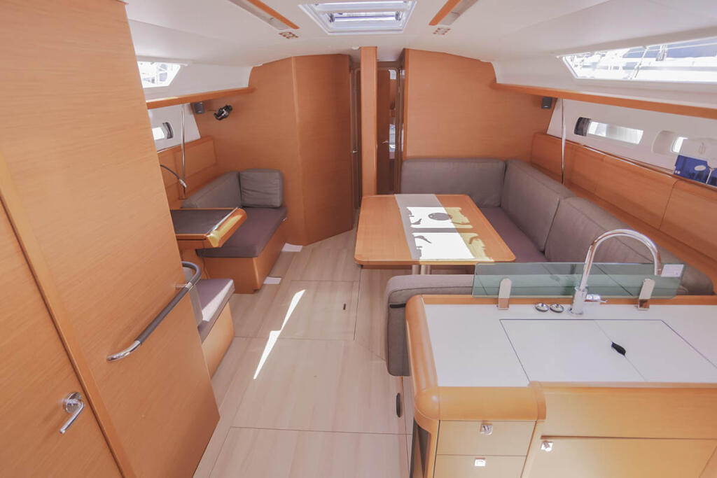 Sailing yacht 