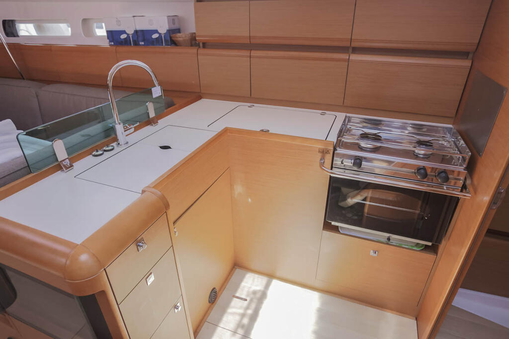 Sailing yacht 
