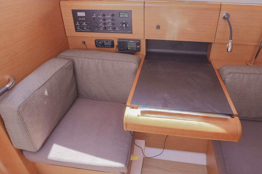 Sailing yacht 