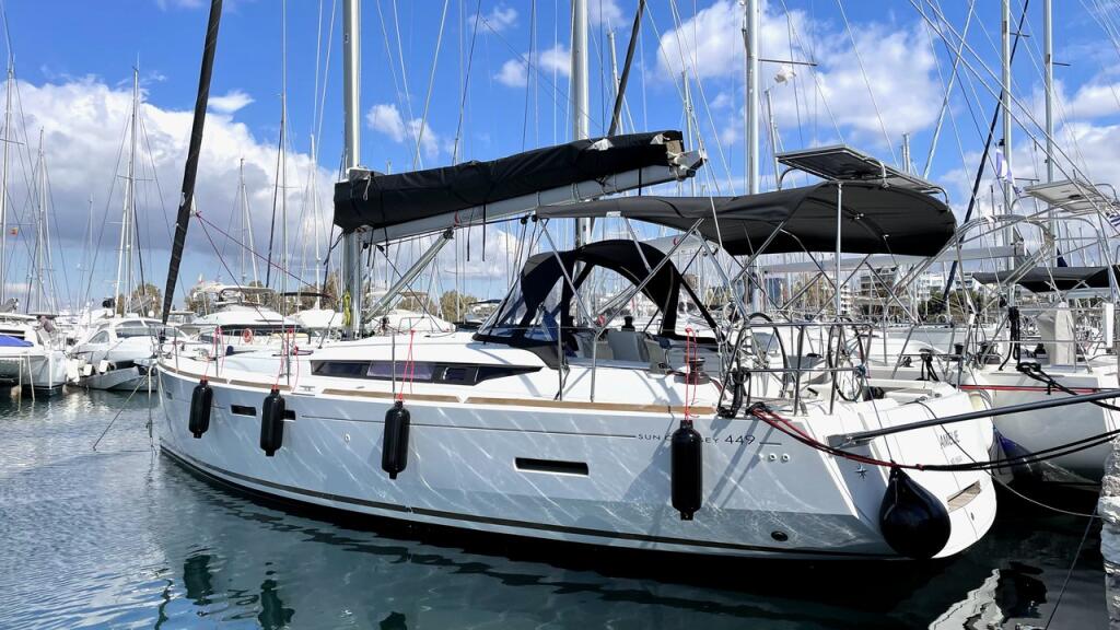 Sailing yacht 