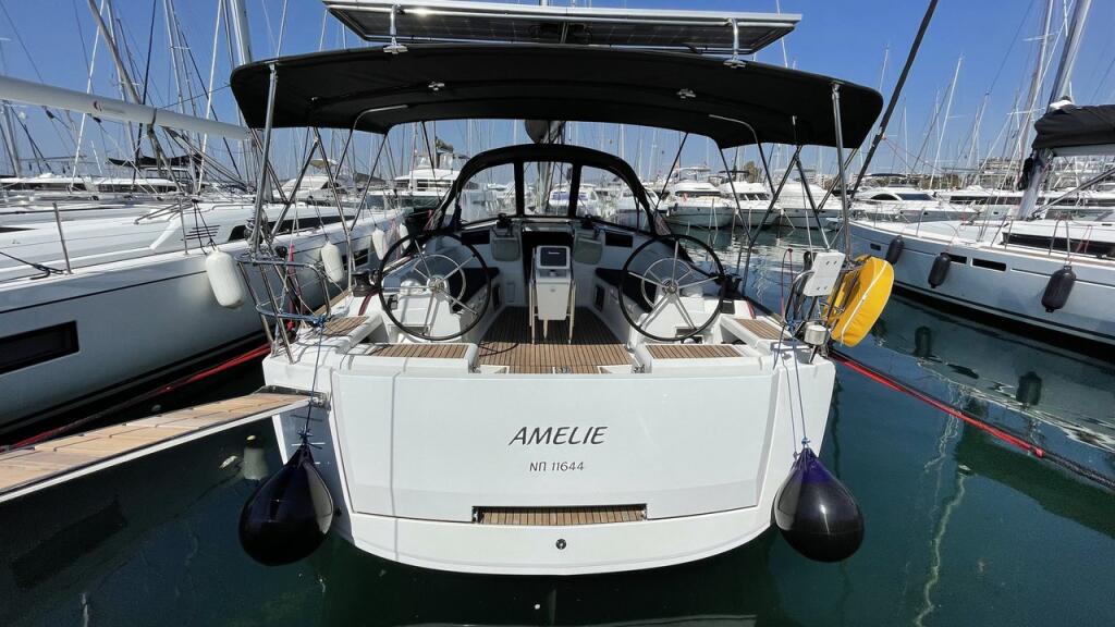 Sailing yacht 