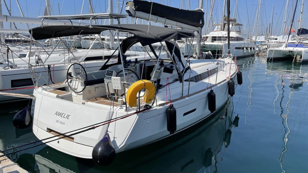 Sailing yacht 