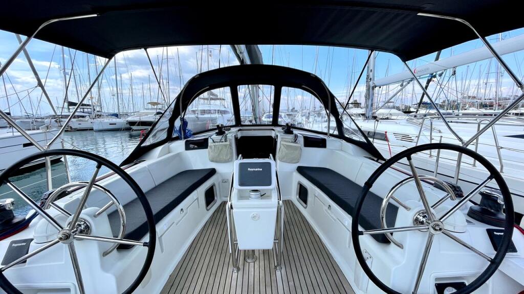 Sailing yacht 