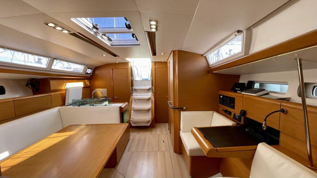 Sailing yacht 