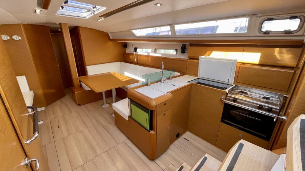 Sailing yacht 