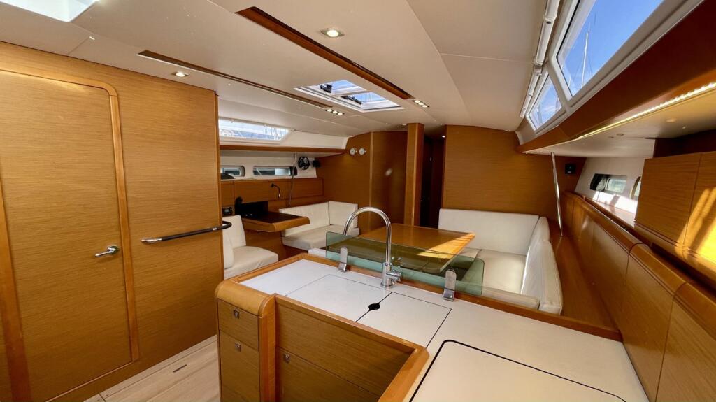Sailing yacht 