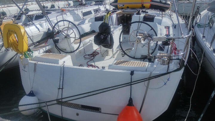 Sailing yacht 