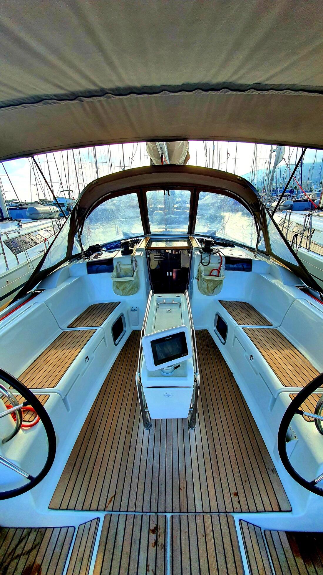 Sailing yacht 