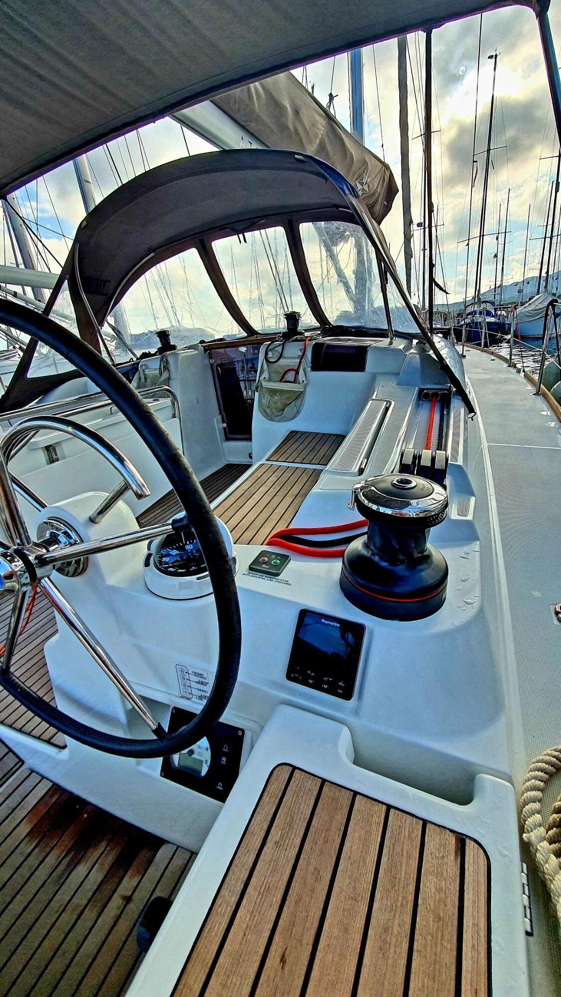 Sailing yacht 