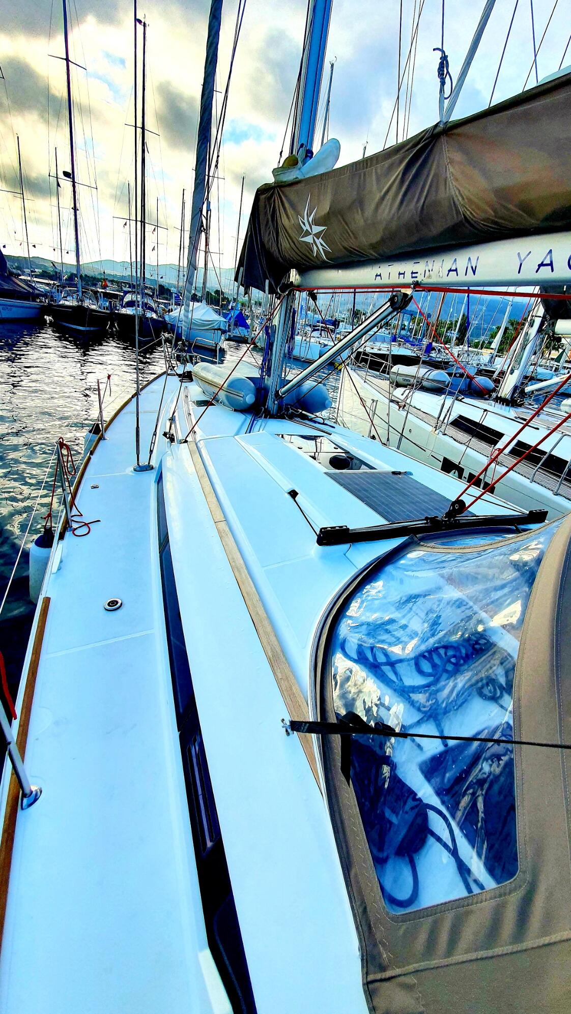 Sailing yacht 