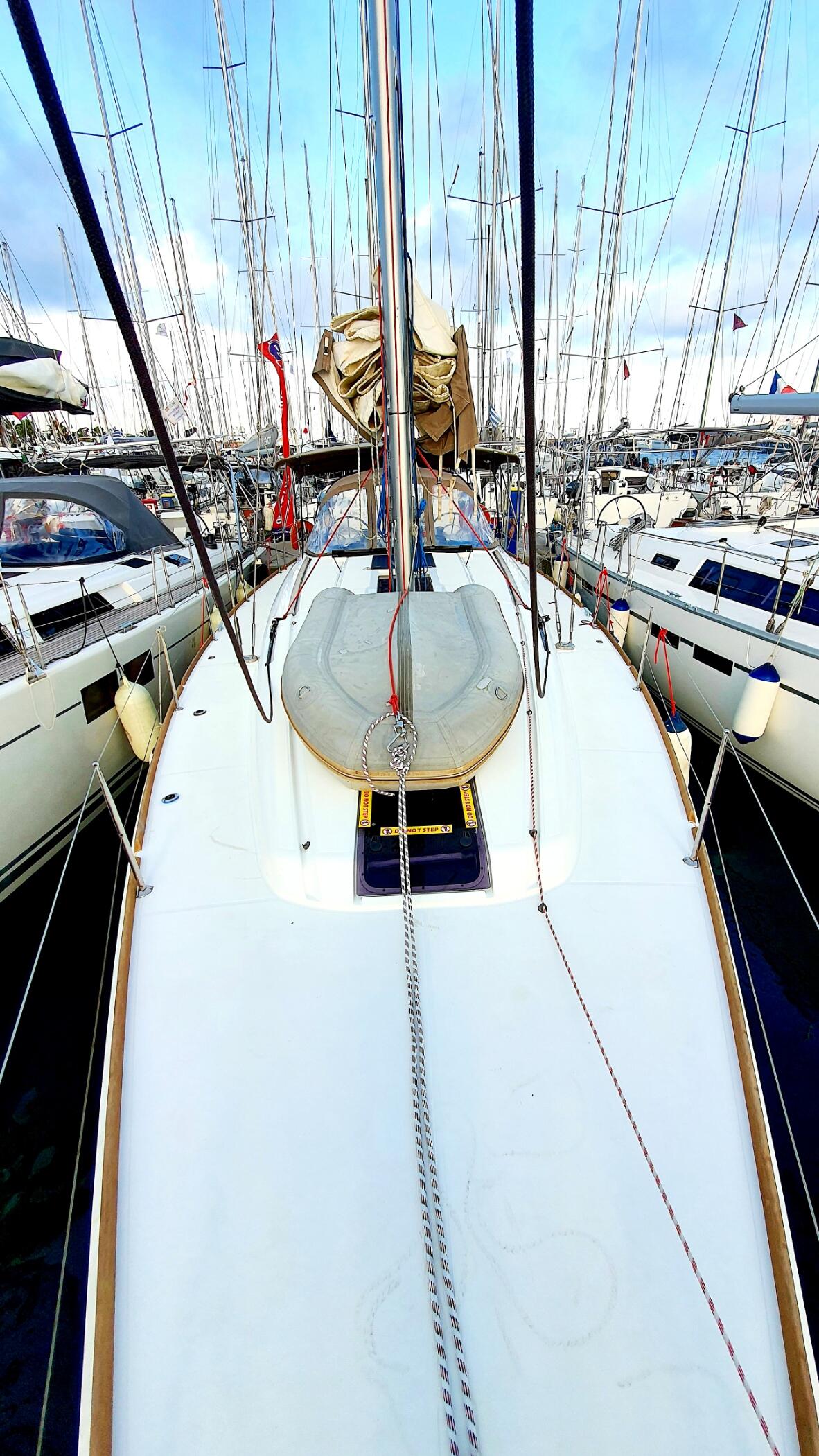 Sailing yacht 