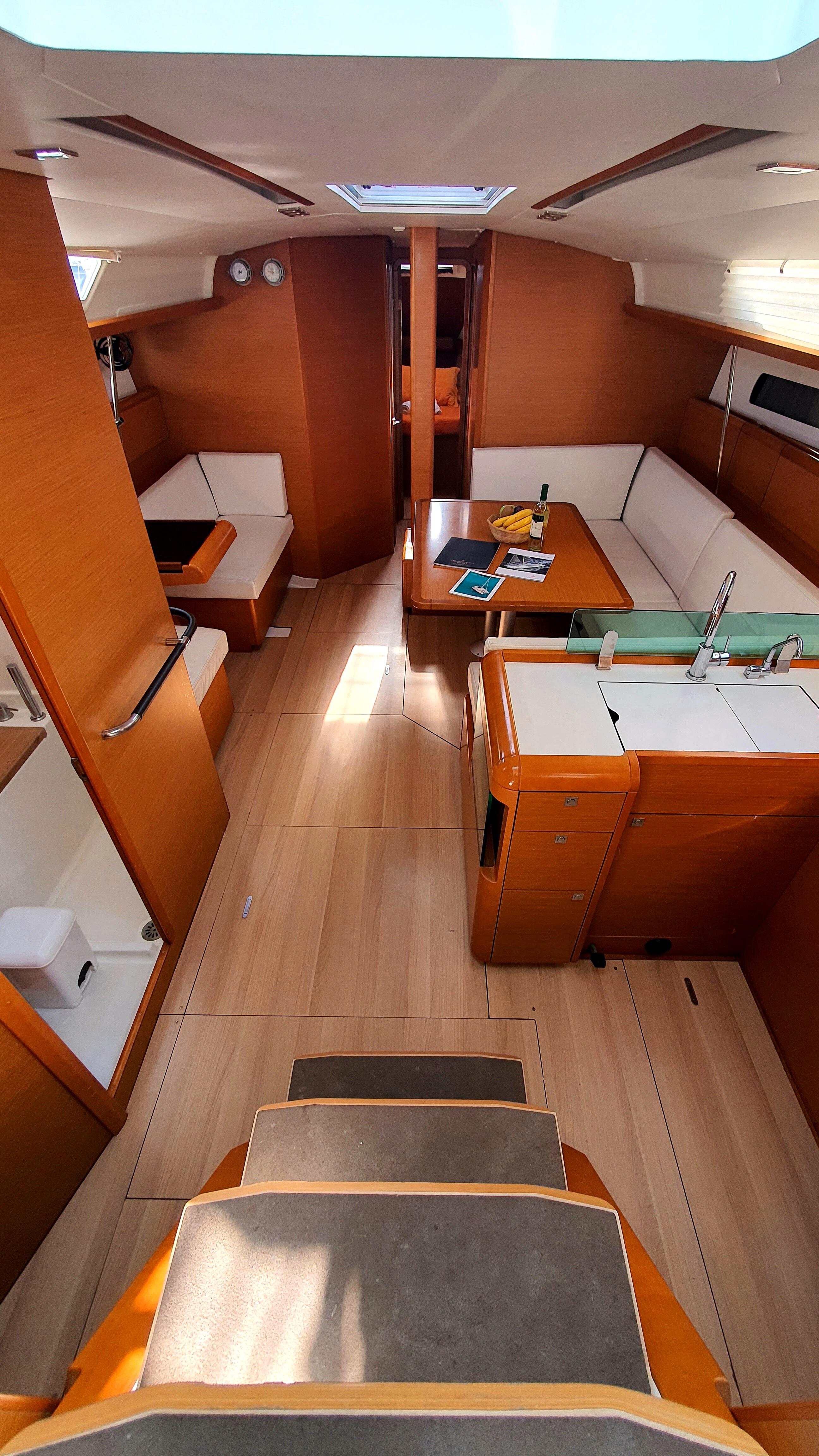 Sailing yacht 