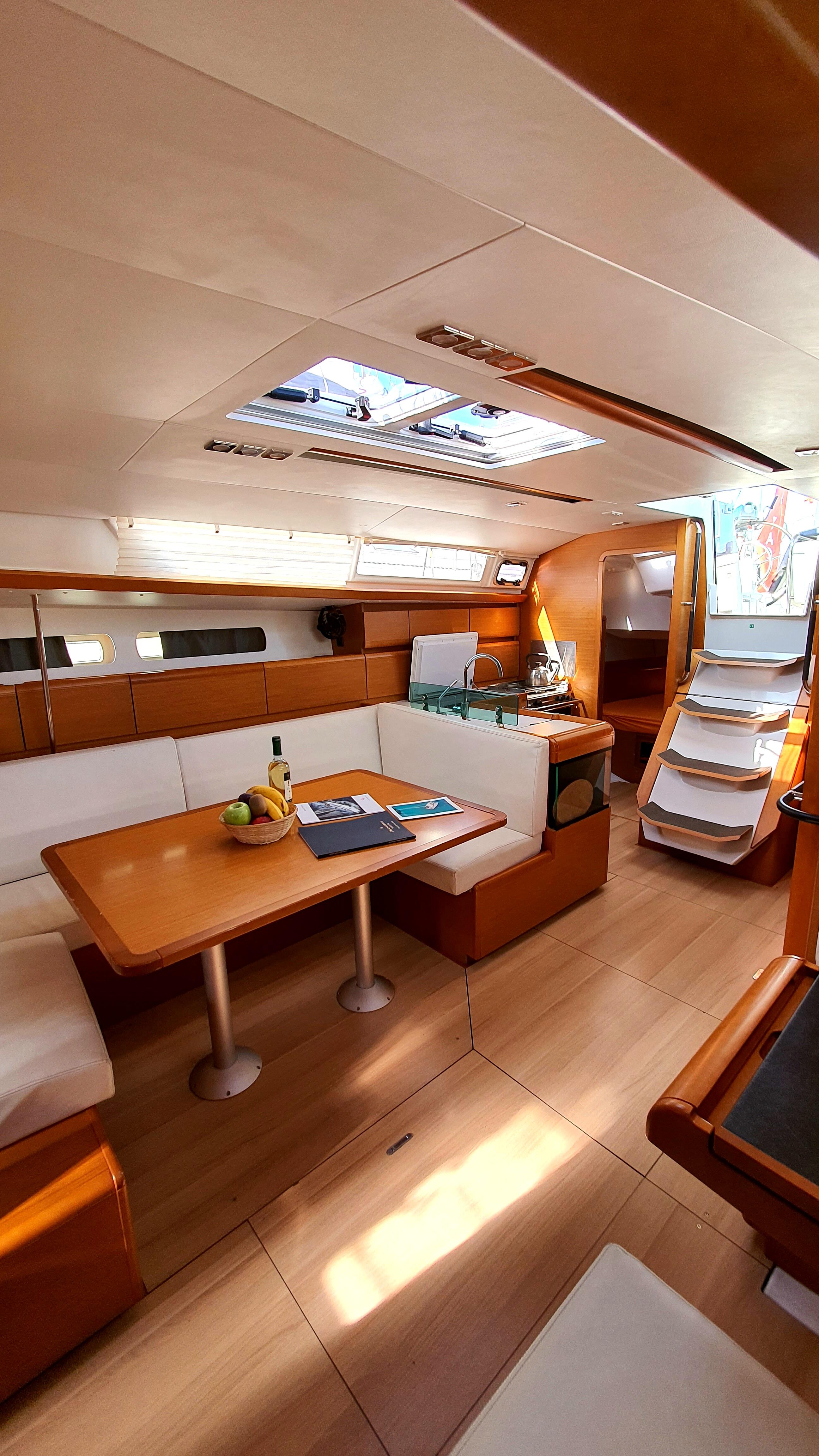 Sailing yacht 