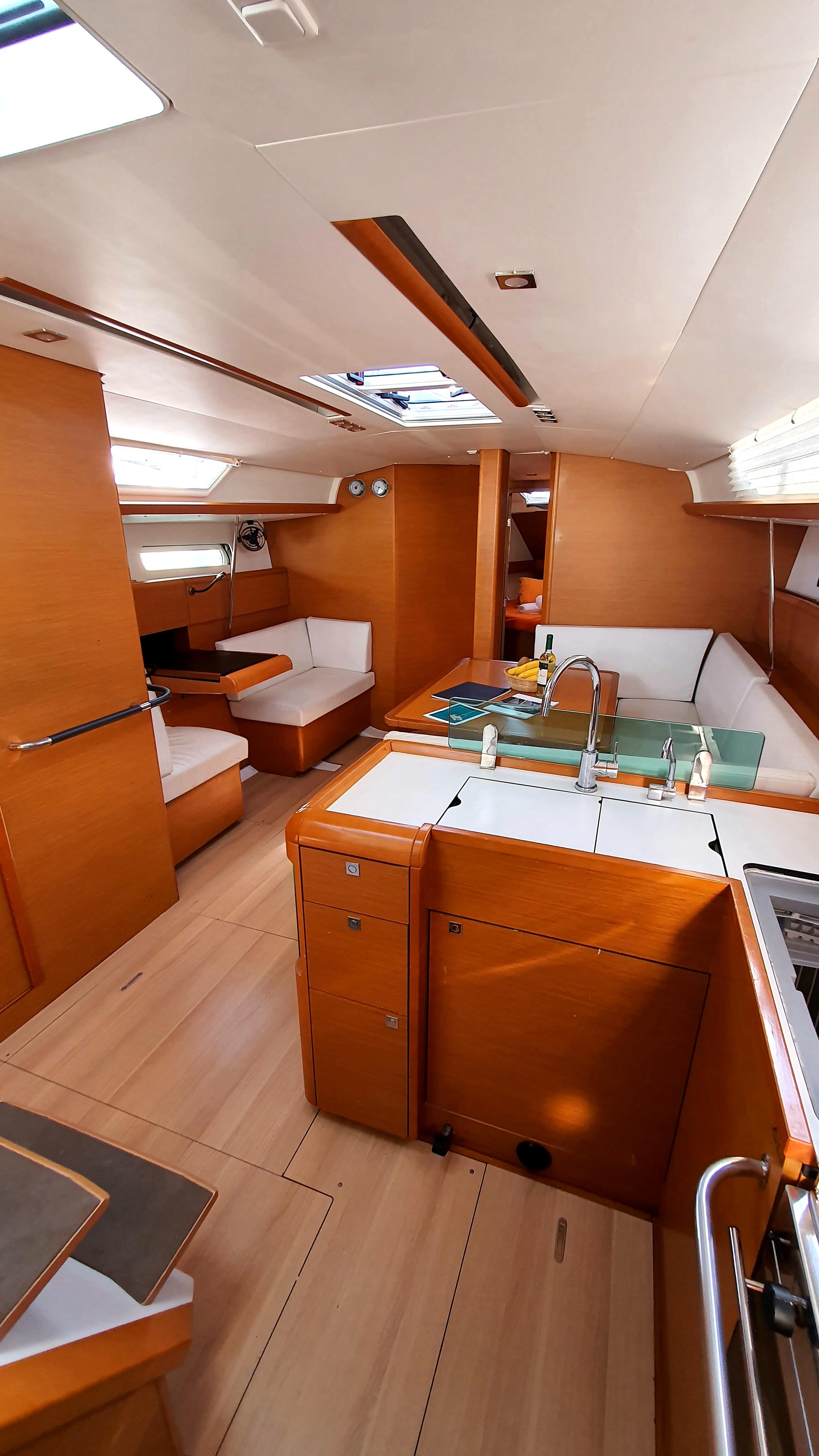 Sailing yacht 
