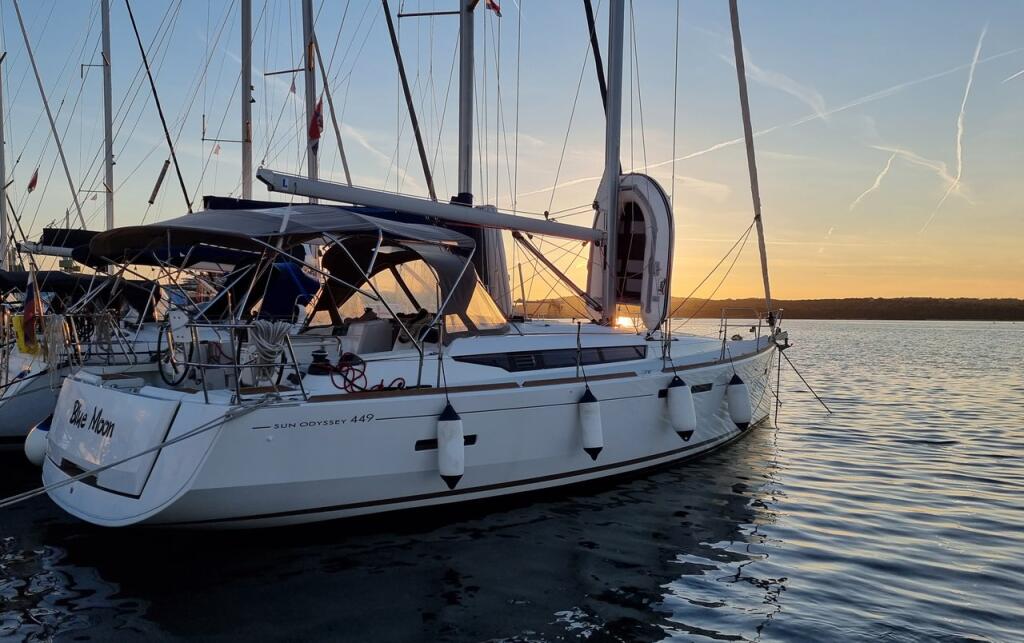 Sailing yacht 