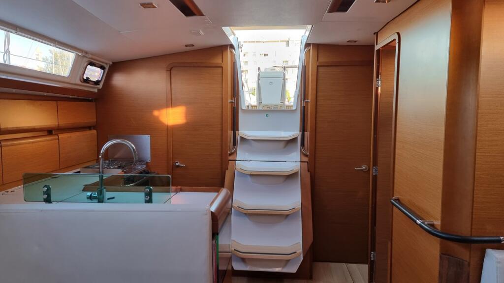 Sailing yacht 