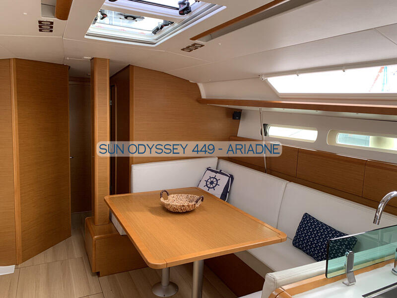 Sailing yacht 