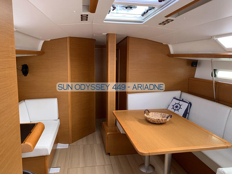 Sailing yacht 