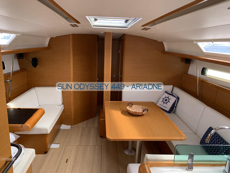 Sailing yacht 