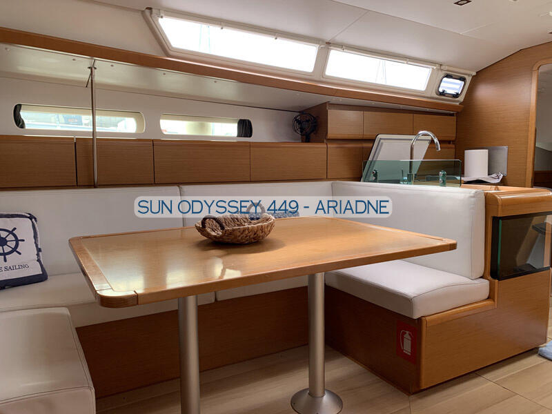 Sailing yacht 